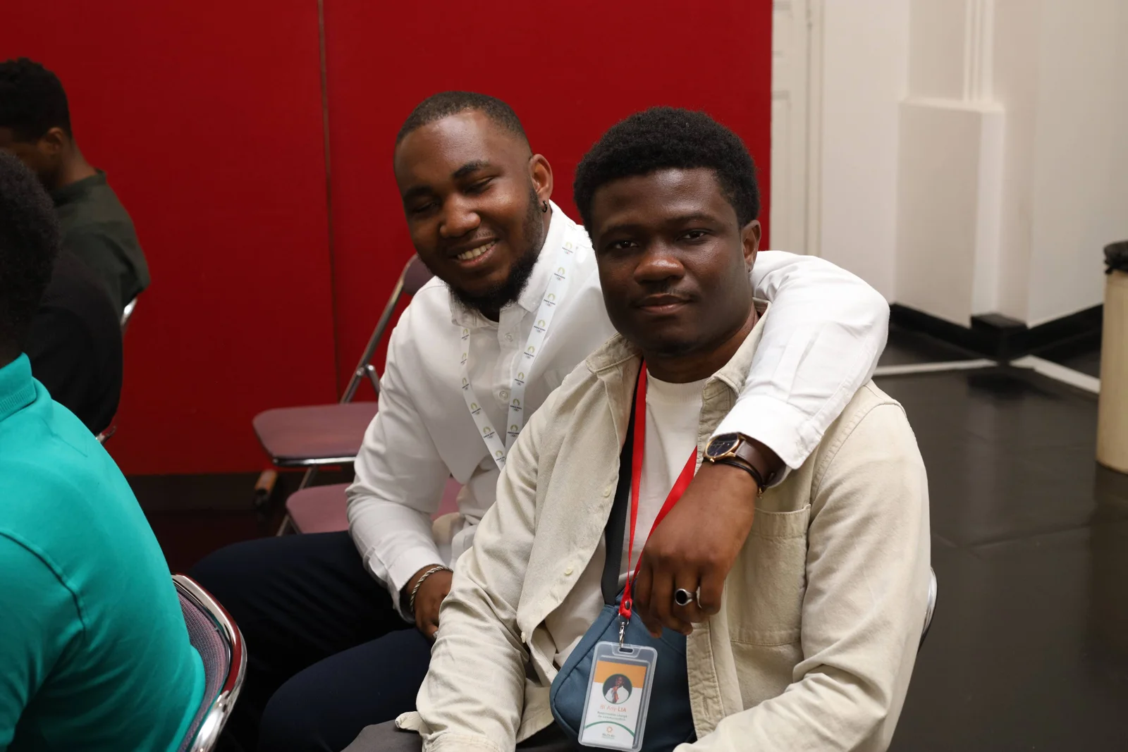 Deux participants souriants pendant une rencontre du REJTI-EU